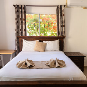 Habitación con cama matrimonial con balcón y baño