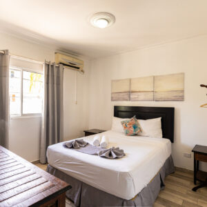Habitación cama matrimonio y baño