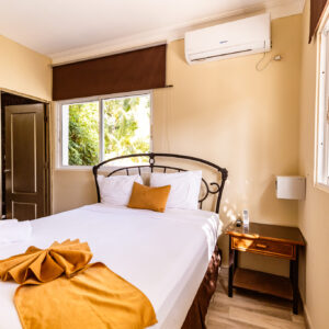 Habitación cama matrimonio y baño