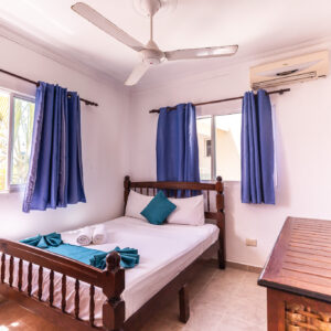 Habitación con cama matrimonio y baño