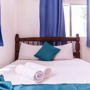 Habitación cama individual sencilla con balcón y baño