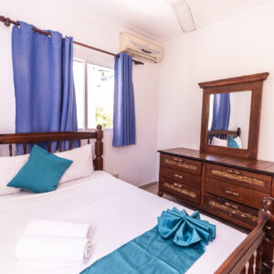Habitación cama individual sencilla con balcón y baño