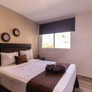 Habitación cama matrimonio y baño