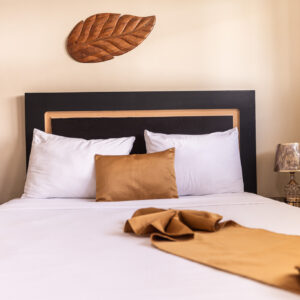 Habitación cama matrimonio y baño