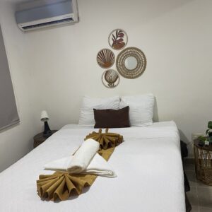 Habitación cama matrimonial con baño