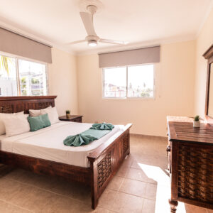 Habitación una cama matrimonio, dos camas sencillas y baño