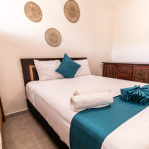 Habitación con cama matrimonio y baño