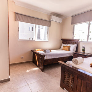 Habitación con dos camas sencillas y baño