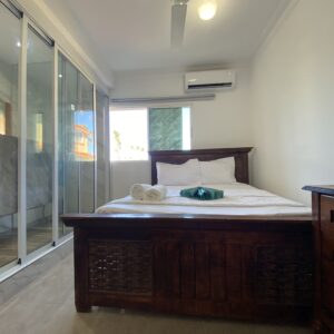 Habitación con cama matrimonio y baño